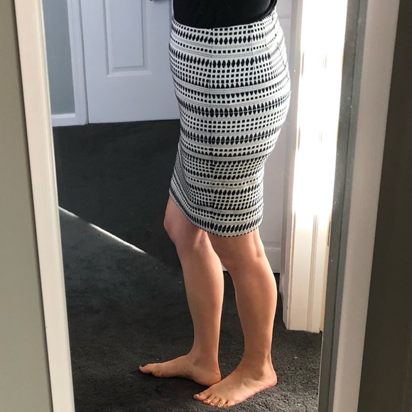 LIKE NEW 00P LOFT Skirt - woven & lined - Picture 4 of 12